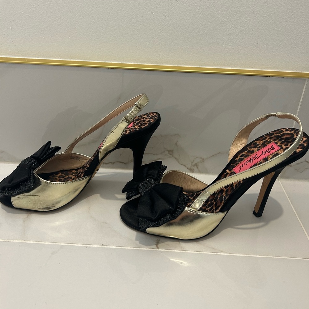 Betsey Johnson Black Bow Slingback Heels Gold Platform Leopard Insole Size 7 - Picture 7 of 8